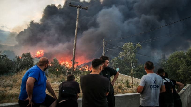 Katër zjarrfikës të lënduar gjatë operacionit për shuarjen e zjarrit në Selanik