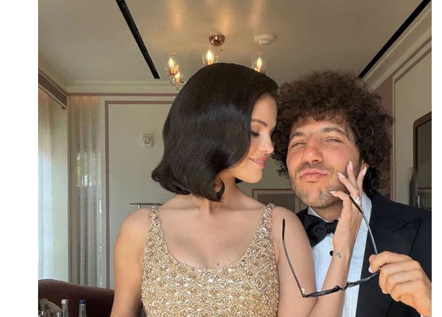 E veshur me ar dhe kristale, Selena Gomez shkëlqen në dasmën e Taylor Swift
