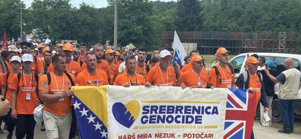 Mijëra njerëz nisen në Marshin e Paqes në kujtim të viktimave të gjenocidit në Srebrenicë