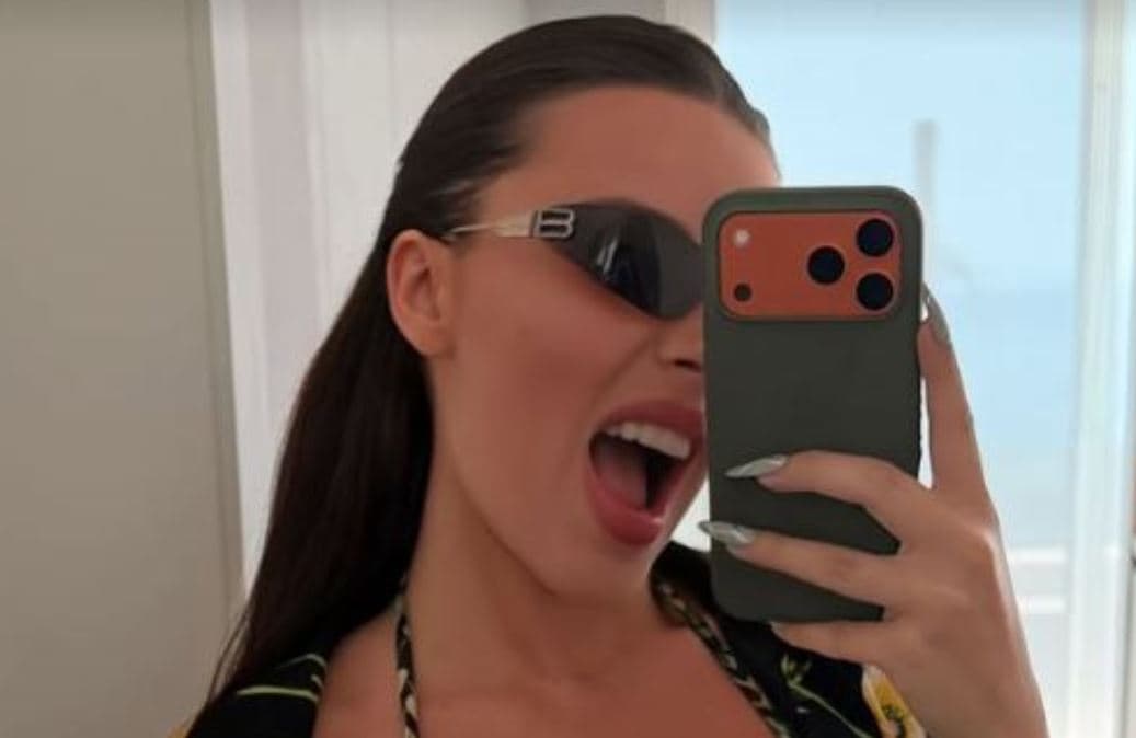 Tayna para pasqyrës, shfaqet në super formë
