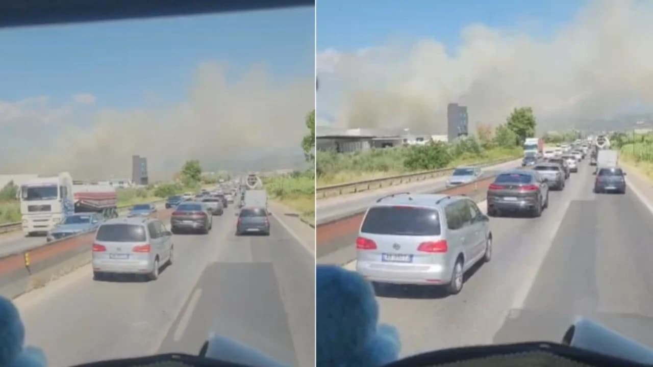 Autostrada Durrës-Tiranë mbetet e bllokuar deri në përmirësimin e situatës me tymin
