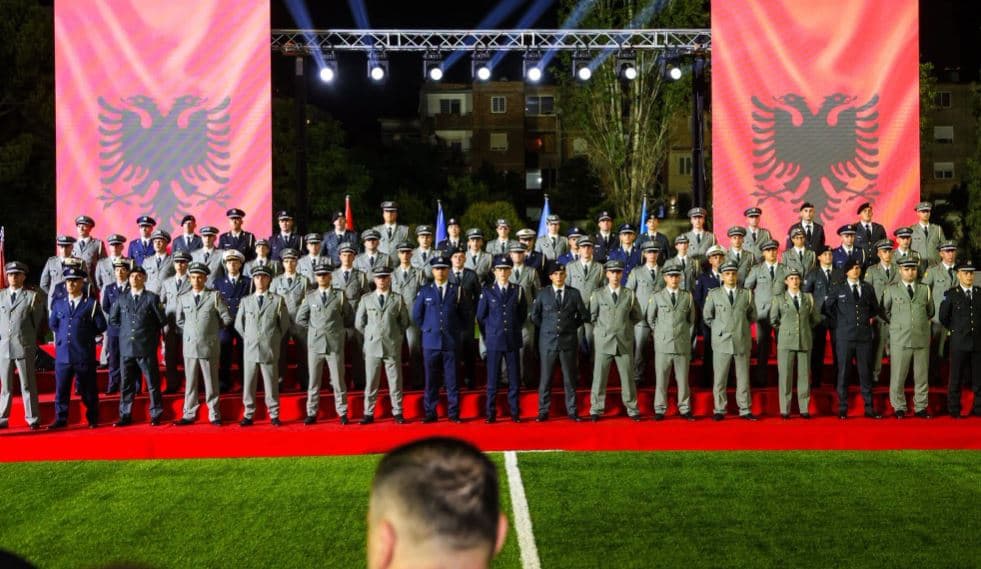 “Ushtritë shqiptare”, 10 oficerë të FSK-së diplomojnë në Akademinë e Forcave të Armatosura të Shqipërisë