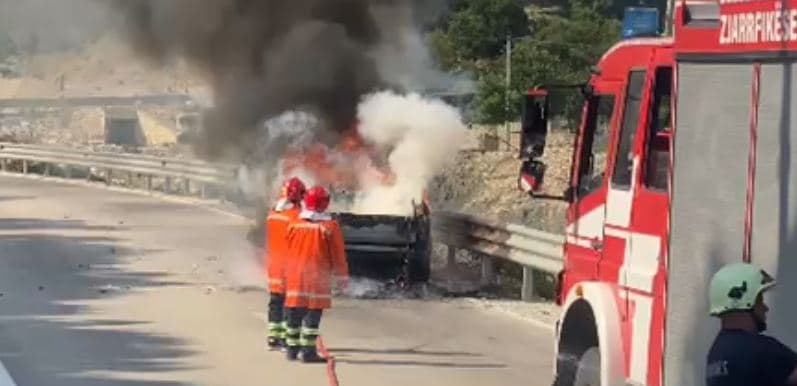 Digjen dy automjete, njëra në Korçë e tjetra në Vlorë