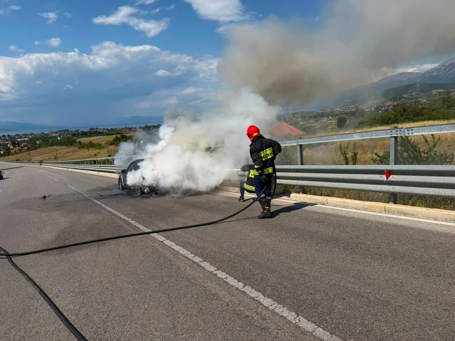 Merr flakë një veturë në rrugën Qafë Plloçë-Pogradec