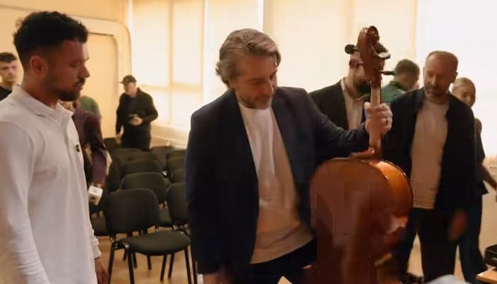 Gjest i bukur: Yll Limani dhuron instrumente për shkollën e muzikës “Prenk Jakova”