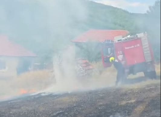 Zjarr në Ballancë të Vitisë, flakët u afrohen shtëpive - zjarrfikësit në vendngjarje
