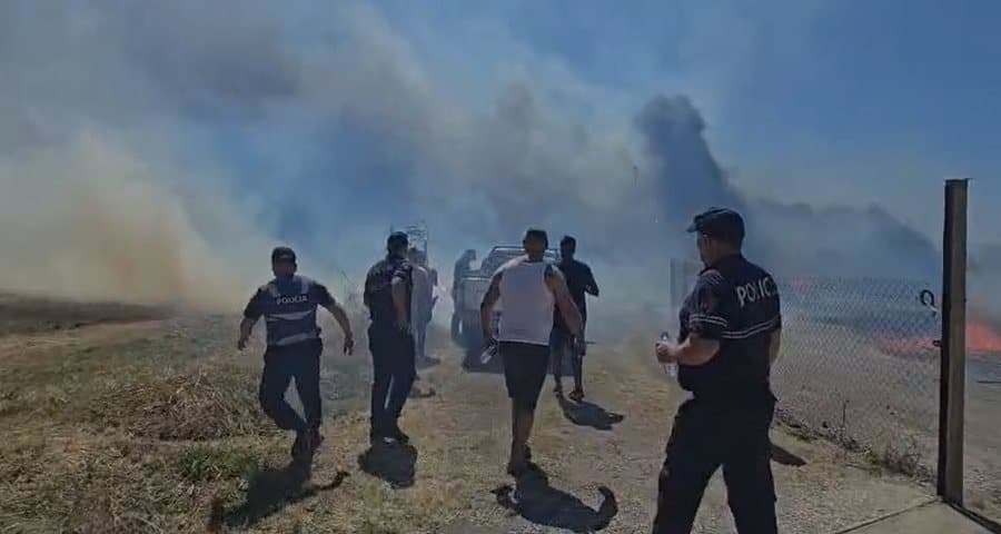 Përhapet me shpejtësi zjarri në Fier, flakët përfshijnë depot e ujit - rrezikohen edhe banesat