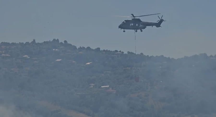 Zjarret në Fier, nis ndërhyrja nga ajri për shuarjen e tyre