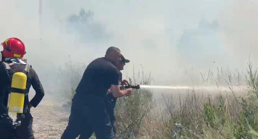 Vatra e zjarrit në Drizë të Fierit do të monitorohet edhe gjatë natës