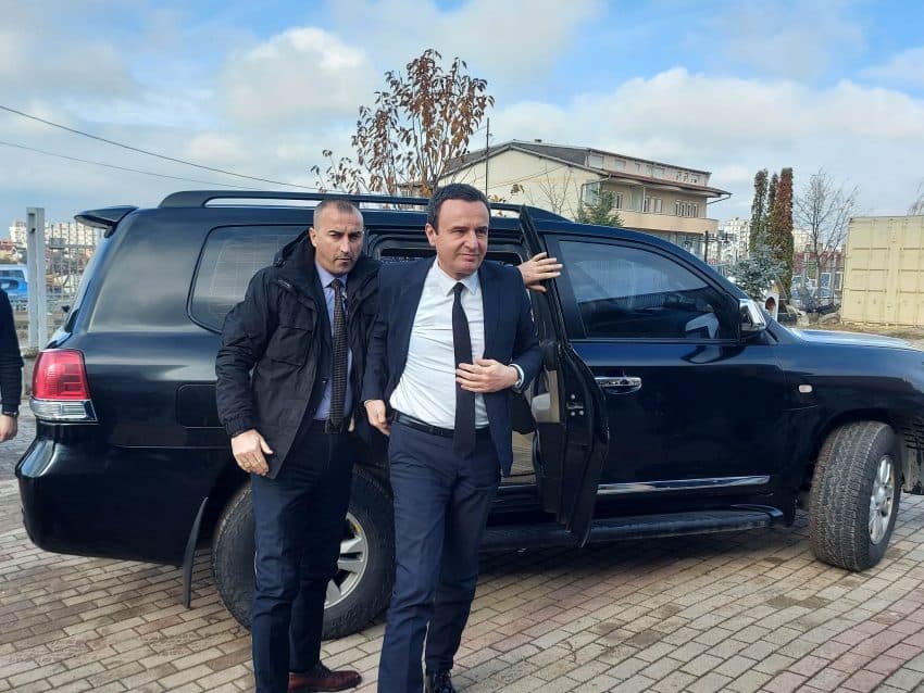 “Xhipat e zinj”, Zyra e Kryeministrit merr me qira dy automjete për rreth 60 mijë euro