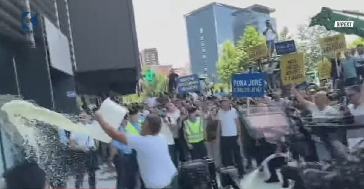 "Vita është e Kosovës", fermerët 'lajnë' me qumësht ministrinë, kërkojnë takim me ministrin! (VIDEO)