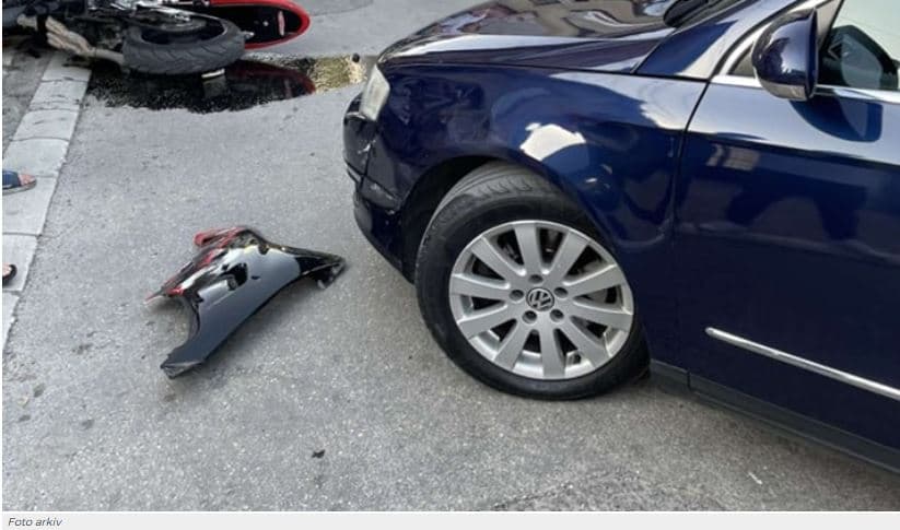 Aksident në Pejë, lëndohet një motoçiklist