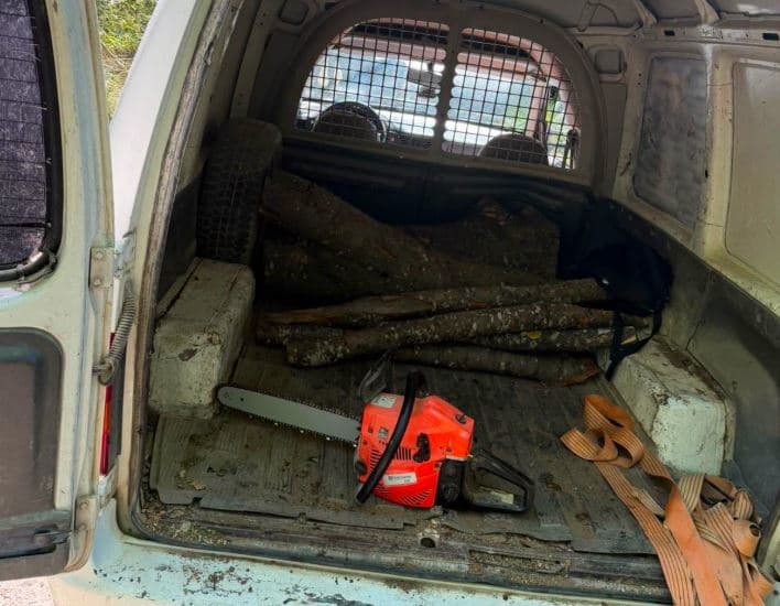 Policia zbulon prerje të paligjshme të pyllit në Kaçanik, konfiskohen motosharra