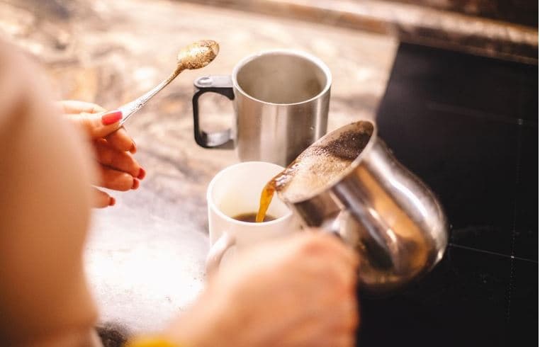 A e dini se cila është ora më e mirë për të pirë kafe për energji? Nuk është mëngjesi