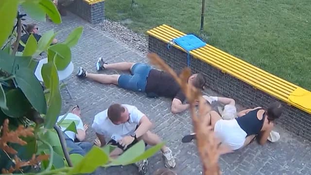 Sulmi rus pranë një kafeneje në Ukrainë, njerëzit kërkojnë strehim mes shpërthimeve (VIDEO)