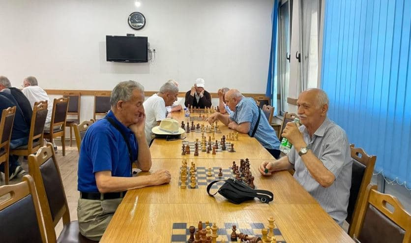 “Pensionet nuk mjaftojnë as për barna, 500 euro i ngjajnë ndihmës sociale"