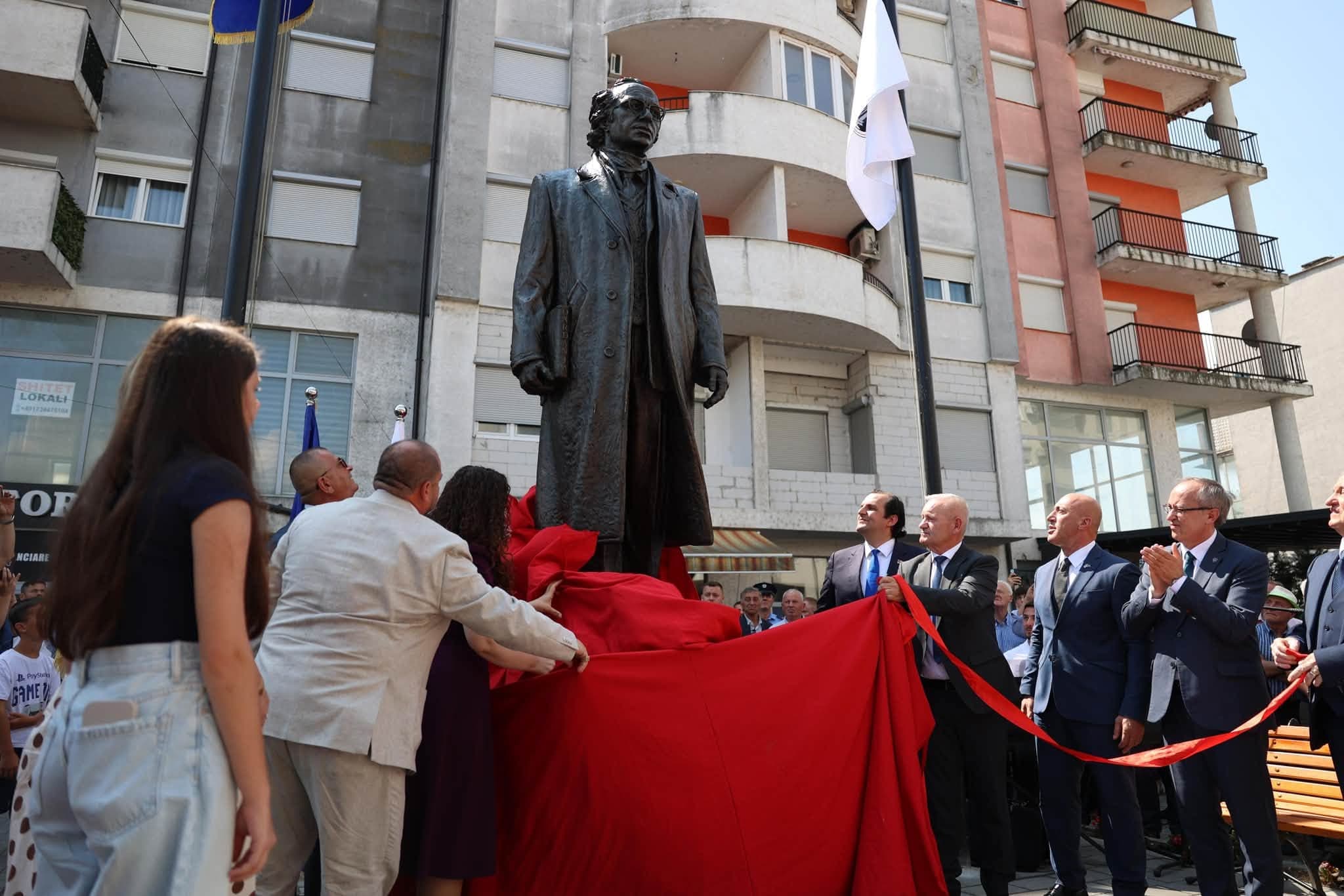 Përurohet shtatorja e ish-presidentit Ibrahim Rugova në Klinë