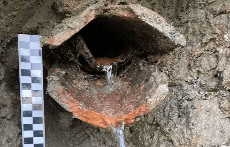 Zbulohet një çezmë shekullore në Selenicë të Shqipërisë