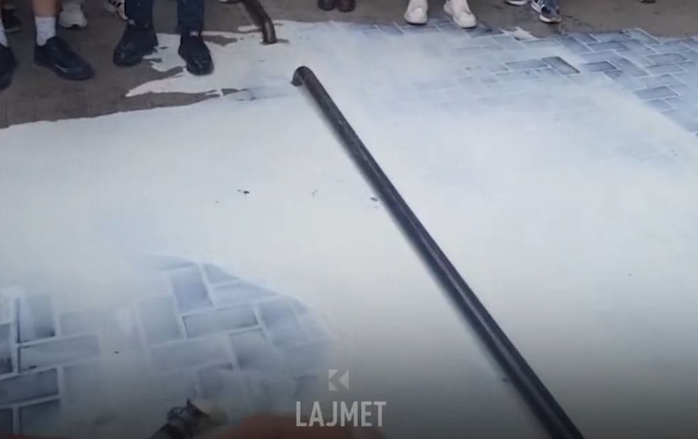 Fermerët e pakënaqur: “Lahet” me qumësht Ministria e Bujqësisë (VIDEO)