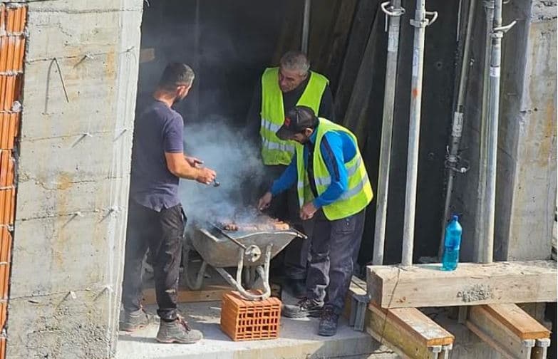 Punëtorët e ndërtimit e kthejnë në ‘skarë’  karrocën e punës, fotoja bëhet virale