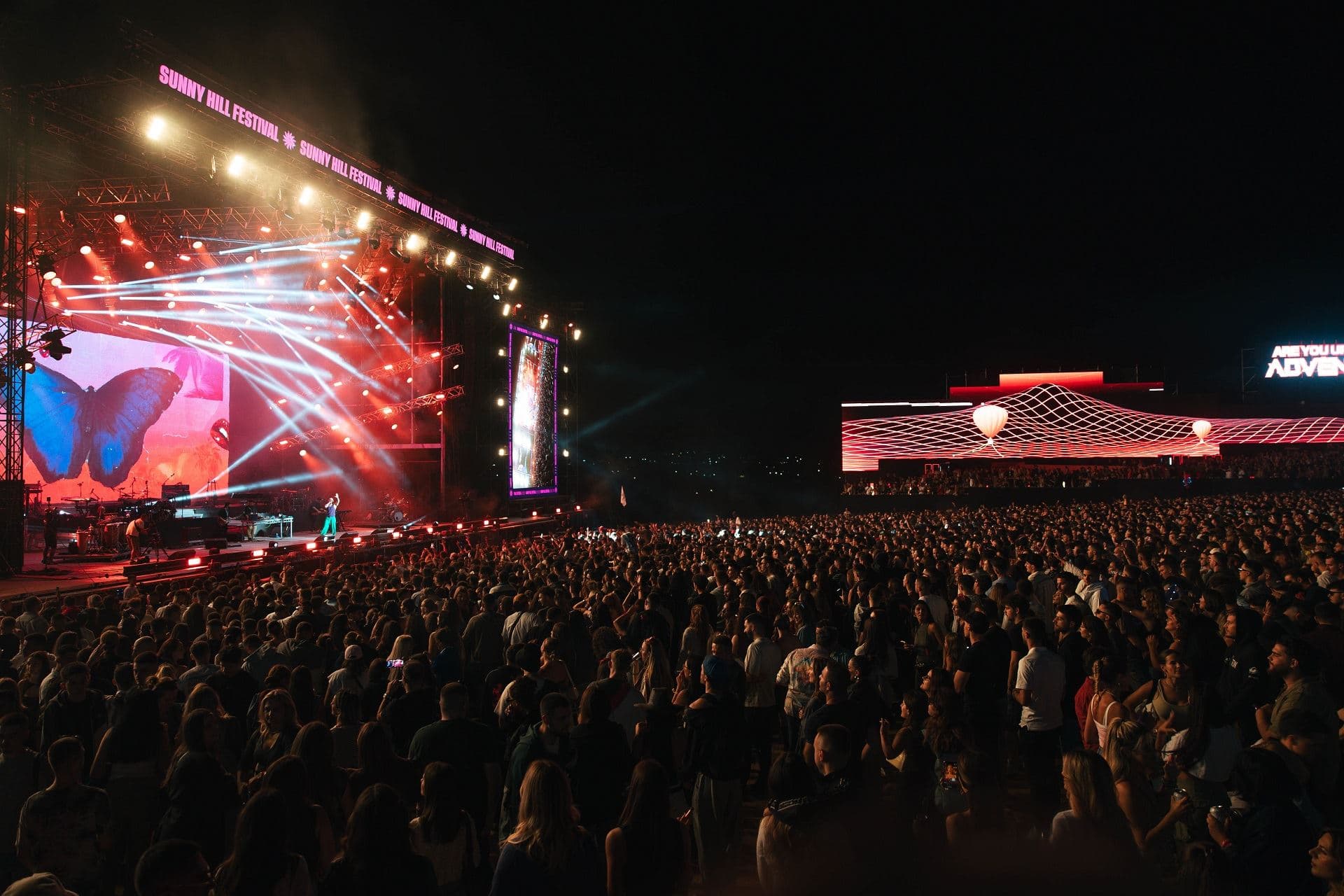 Prishtina gati për “Sunny Hill”, festivalin që elektrizon Kosovën (VIDEO)