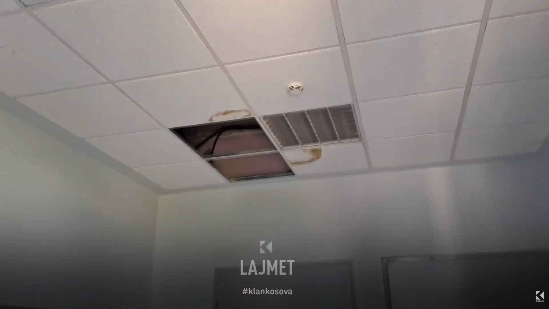 Rinovimi i vonuar: Bie tavani, mbyllet dhoma në Infektivë (VIDEO)