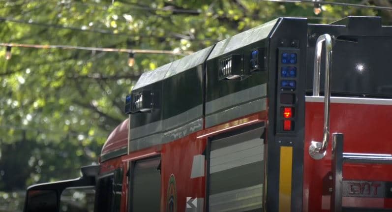Përfshihet nga zjarri një automjet në rrugën Suharekë-Prishtinë