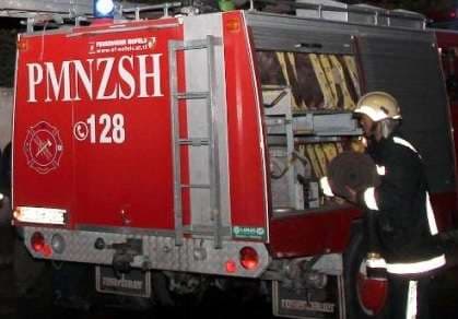Persona të paidentifikuar i vënë zjarrin gurores në Kurbin, digjen 5 makina
