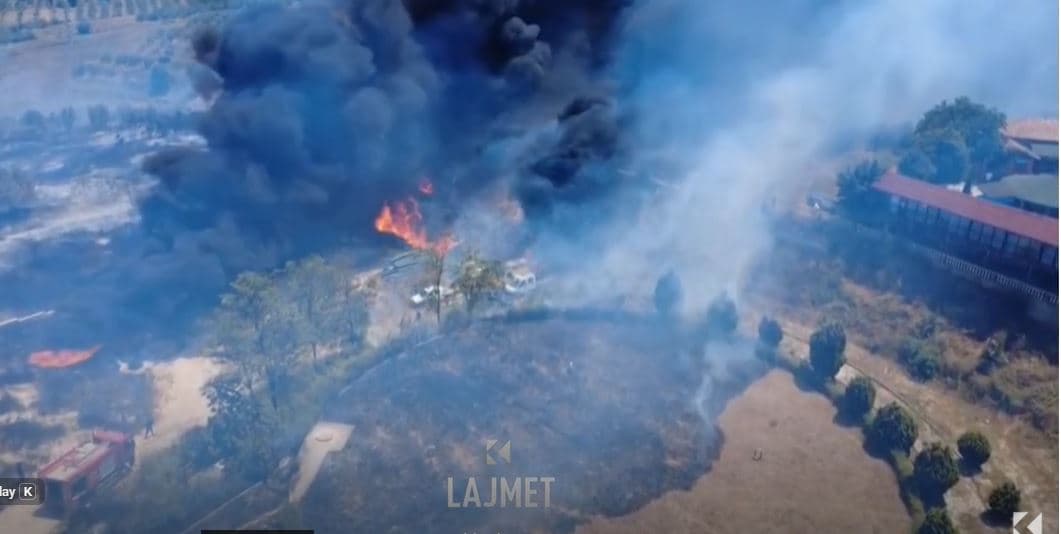 Digjen makina e prishet sistemi i ujit nga zjarret në Shqipëri (VIDEO)