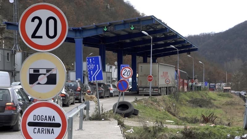 Kolona të gjata te Dheu i Bardhë, pritjet në hyrje deri në dy orë