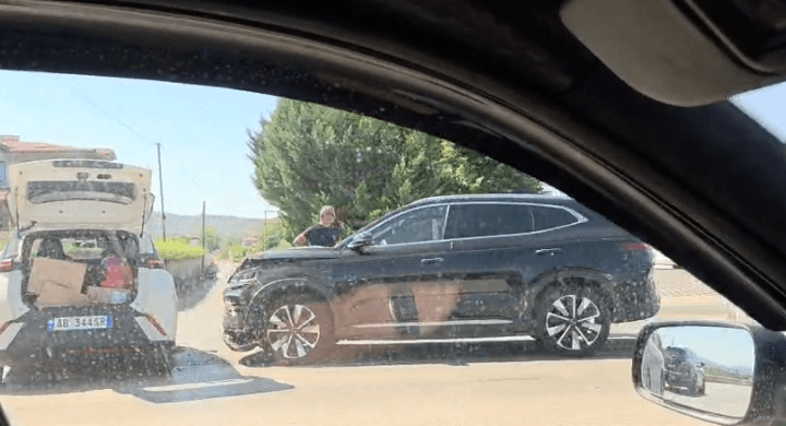 Aksident në rrugën Peqin–Elbasan, një person i lënduar