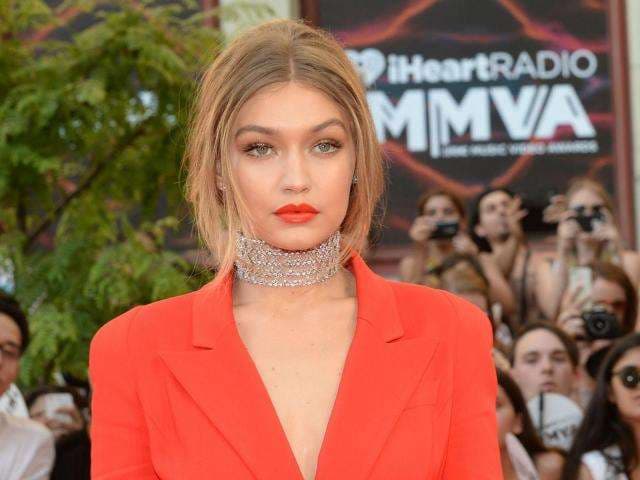 Gigi Hadid shfaqet me veshje transparente në ditëlindjen e motrës së saj (FOTO)