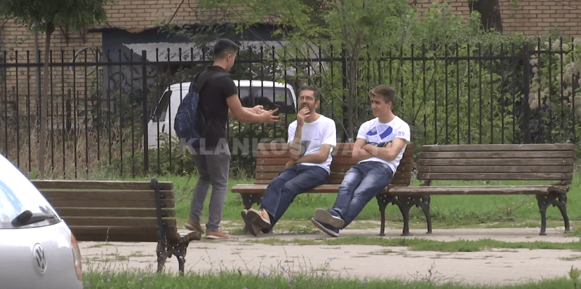 Grupi i të rinjve që bën teste sociale me qytetarë (VIDEO)
