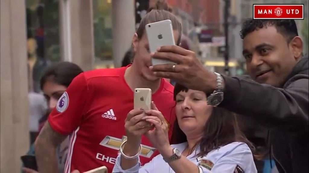 Shikoni si çmenden tifozët pas Zlatan Ibrahimovic (VIDEO)