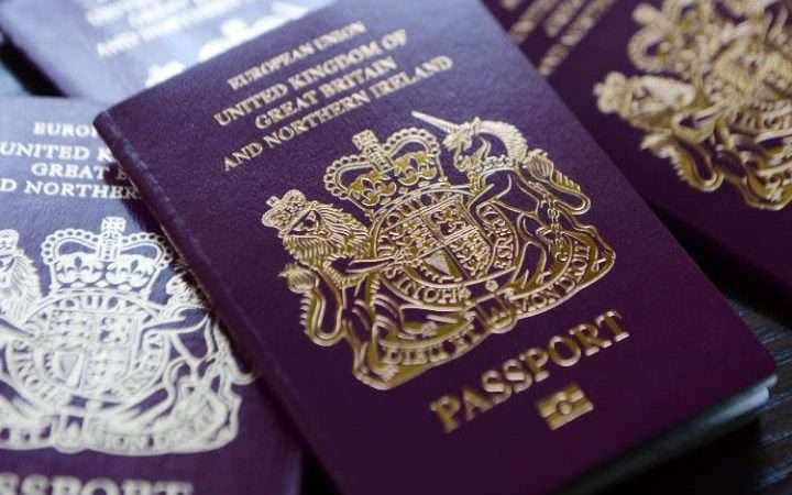 Pse nuk duhet qeshur në fotografinë e pasaportës?