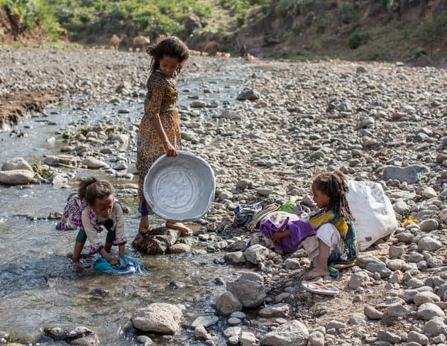 UNICEF: Vajzat shpenzojnë shumë më shumë orë pune që nuk paguhen se sa djemtë