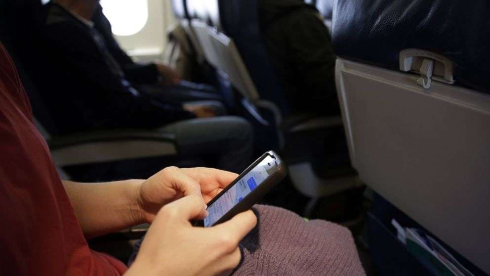 Çfarë ndodh në të vërtetë kur nuk i mbajmë telefonat fikur në avion?
