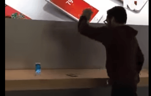 Apple nuk ia kthen ''borxhin'', nervozohet dhe i thyen të gjithë iPhone-t (VIDEO)