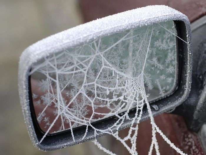 Kur dimri krijon art në makinat tuaja (FOTO)