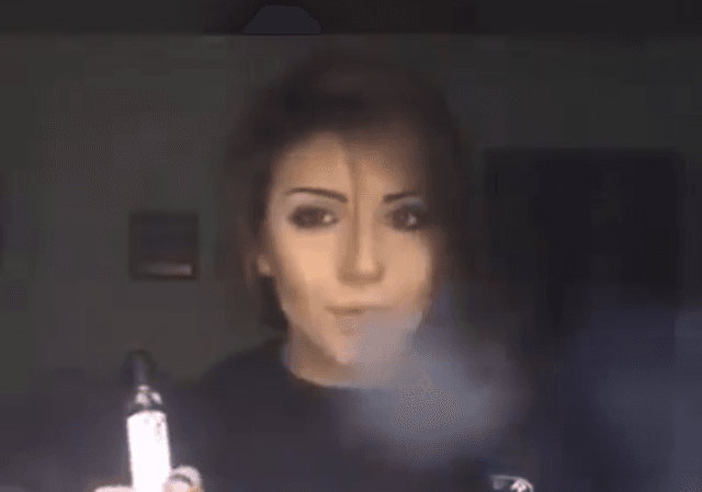Kësaj vajze nuk i prishet tymi (VIDEO)
