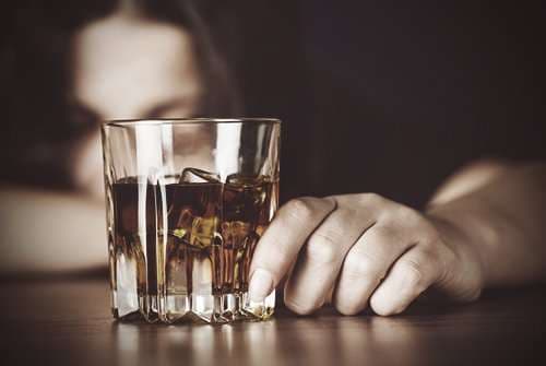 10 shenjat që tregojnë se jeni duke e tepruar me alkoolin