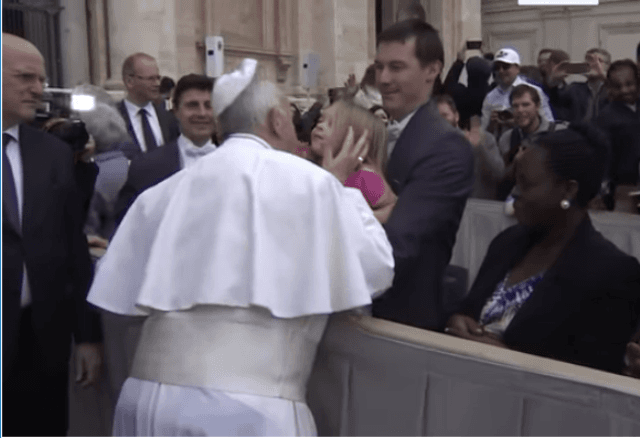 Vajza që ia hoqi kapelen Papa Franqeskut (VIDEO)