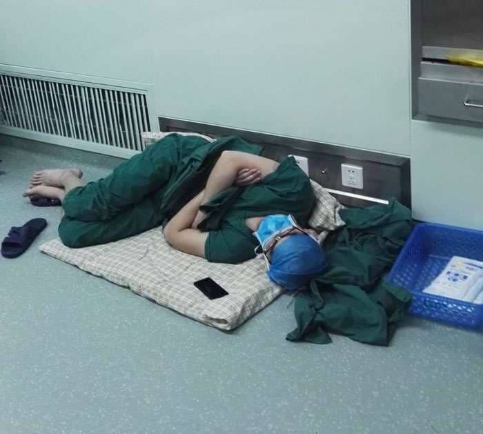 Pas 5 operacioneve brenda 28 orëve, kirurgun e zë gjumi në dysheme (FOTO)