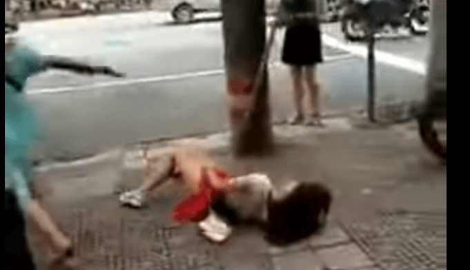 E tmerrshme: Dhëndri rrah gruan e më pas edhe vjehrrën (VIDEO)