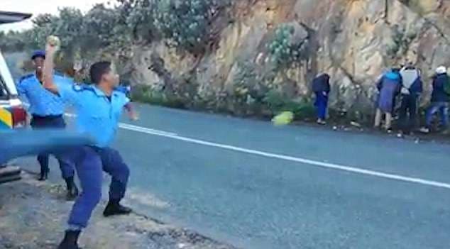 Vodhën molla, policia i dënon duke i gjuajtur me to (VIDEO)