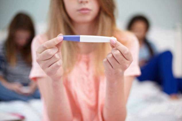Bie niveli i lindjeve të adoleshenteve, gratë duan fëmijë nga mosha 30 vjeçare