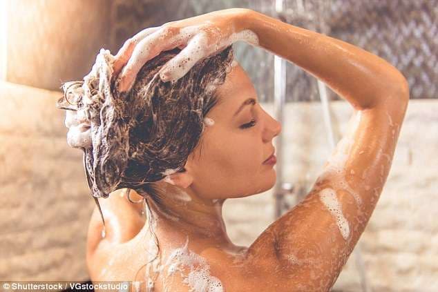 Kimikatet në shampoo mund të shkaktojnë kancer