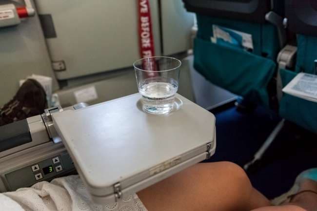 Mos pini ujë në aeroplan, ja arsyeja