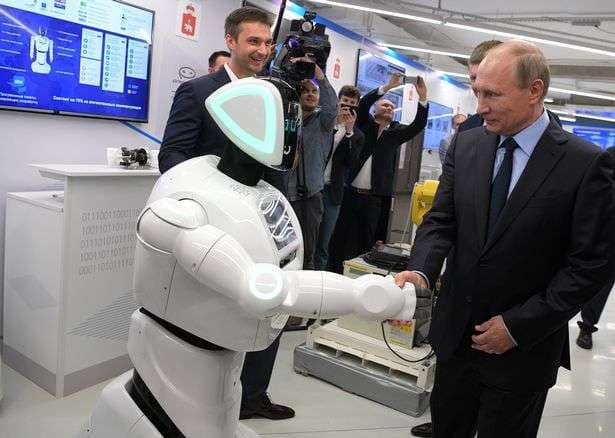 Roboti shtrëngon duart me Putinin