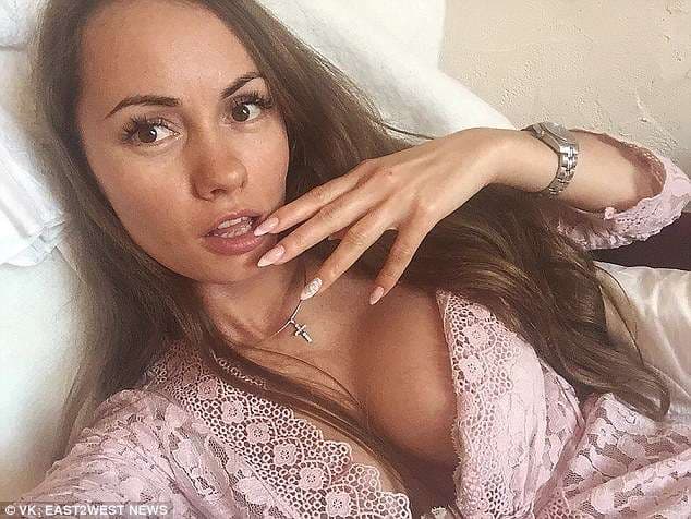Modelja vdes gjatë filmimit topless, arrestohet shoqja e saj (VIDEO)